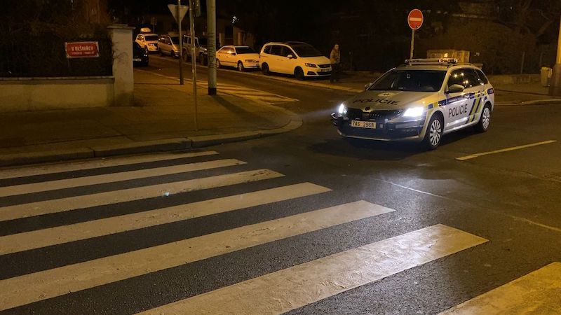 Policie v Praze našla na silnici bezvládného zkrvaveného muže